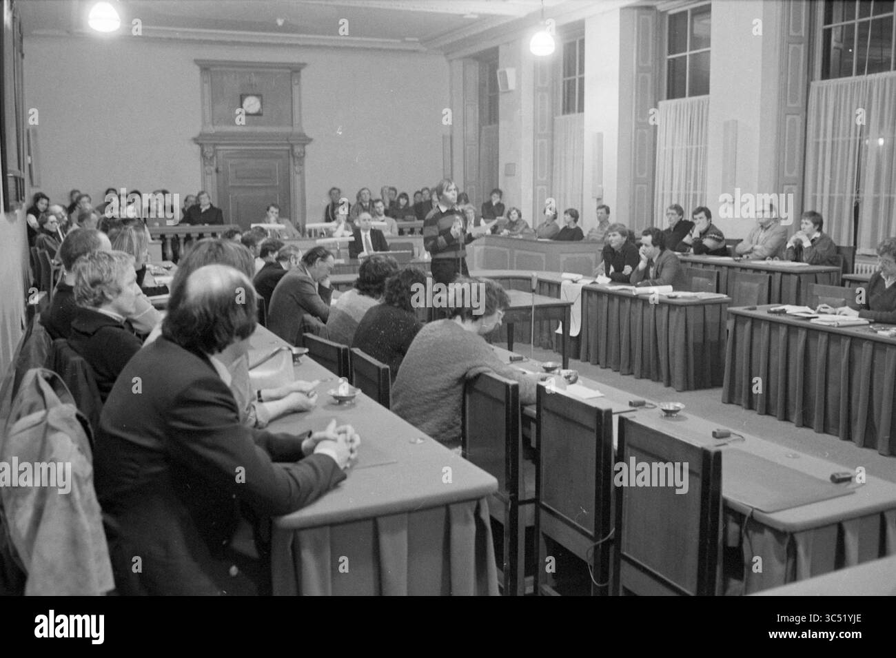 Special Education Meeting, Haarlem, Education, Haarlem, Niederlande, 15-02-1983 Whizgle News, Dutch Desk, Niederlande, 1950-2000 Ein formelles Treffen in einem geräumigen Raum mit Tischen und Stühlen, in dem eine Gruppe von Einzelpersonen aufmerksam einem Vortragenden zuhört. Die Einstellung schlägt eine Besprechung oder Diskussion vor, bei der die Teilnehmer an Gesprächen teilnehmen und verschiedene Papiere auf den Tischen verteilt sind. Es gibt ein Gefühl der Zusammenarbeit und Überlegung unter den Teilnehmern. Stockfoto