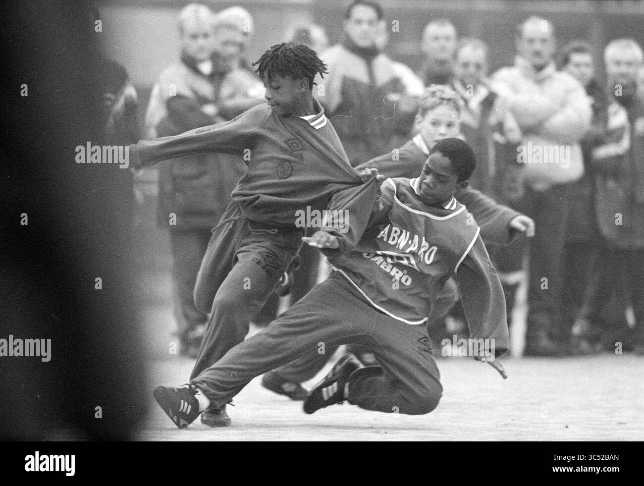 Ajax Jugendtrainer, auf Wiedersehen, 11-10-1994 Whizgle News, Dutch Desk, Niederlande, 1950-2000 zwei junge Tänzerinnen und Tänzerinnen spielen dynamische Moves in einem lebendigen Ambiente und zeigen ihre Energie und Leidenschaft für den Tanz. Ein fesselndes Publikum beobachtet aufmerksam im Hintergrund, was die lebhafte Atmosphäre des Augenblicks noch verstärkt. Stockfoto