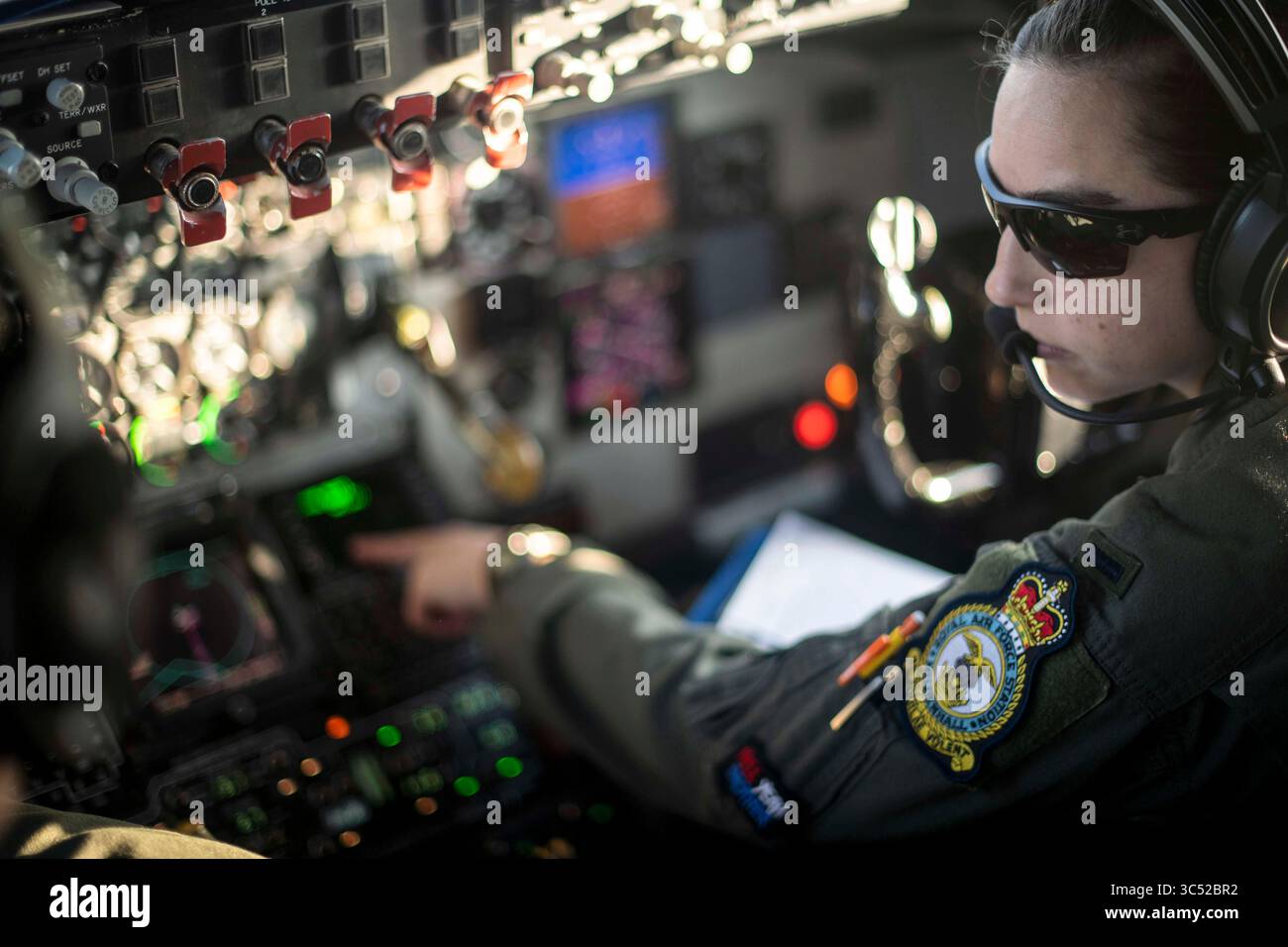 4. Dezember 2019 - RAF Mildenhall, Suffolk, Vereinigtes Königreich - First Leutnant Wesleigh Bartels, Pilot der 351st Air Taneling Squadron, geht eine Checkliste vor einem Flug bei der RAF Mildenhall, England, 4. Dezember 2019 durch. Das blutige Hundertstel bietet unübertroffene Unterstützung bei der Luftbetankung in ganz Europa und Afrika. (Bild: © U.S. Air Force/ZUMA Wire/ZUMAPRESS.com) Stockfoto