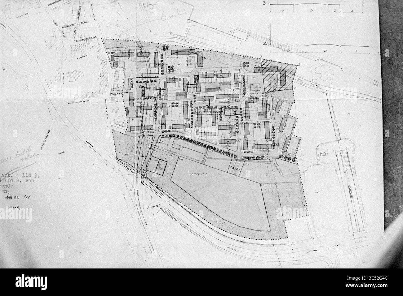 Zeichnung des Bauplans neben dem Velsertunnel Eingang, Velsen-Zuid, 27-01-1972 Whizgle News, Dutch Desk, Niederlande, 1950-2000 Ein detaillierter architektonischer Standortplan, der ein Layout von Gebäuden, Wegen und Landschaftsgärten mit Abschnitten und verschiedenen Zonen für bestimmte Verwendungszwecke enthält. Stockfoto