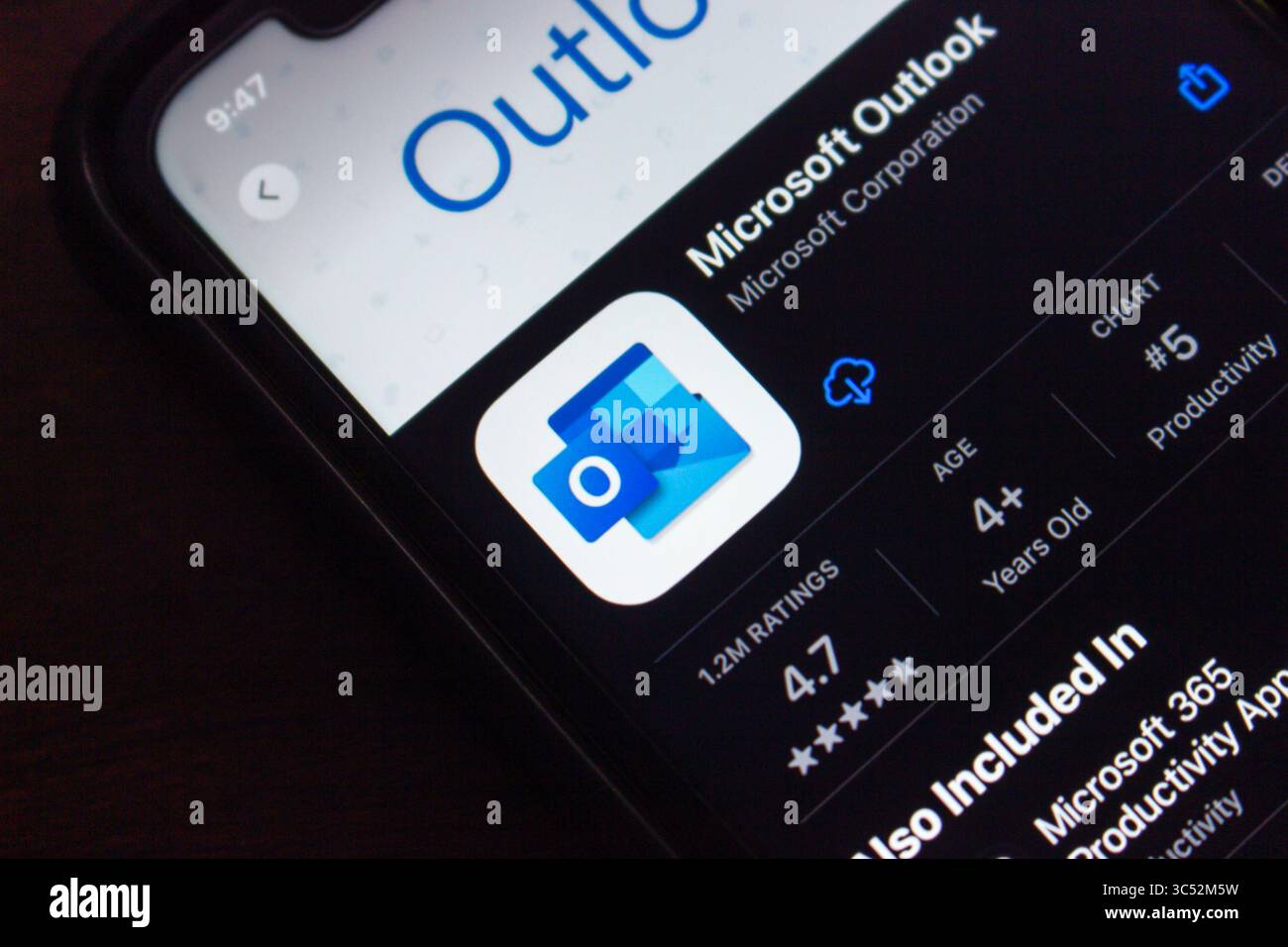Nahaufnahme eines mobilen Geräts, das Microsoft Outlook im App Store mit Symbol, Bewertung, Altersinformationen und Download-Schaltfläche anzeigt. Stockfoto