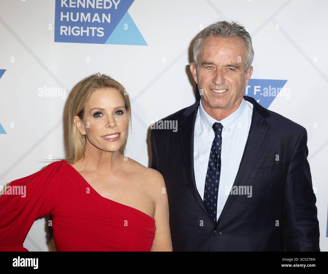 Dezember 2019, New York, New York, USA: CHERYL HINES, ROBERT F. KENNEDY JR. Bei den RFK Ripple of Hope Awards im NY Hilton. (Foto: © Sonia Moskowitz/ZUMA Wire) Stockfoto