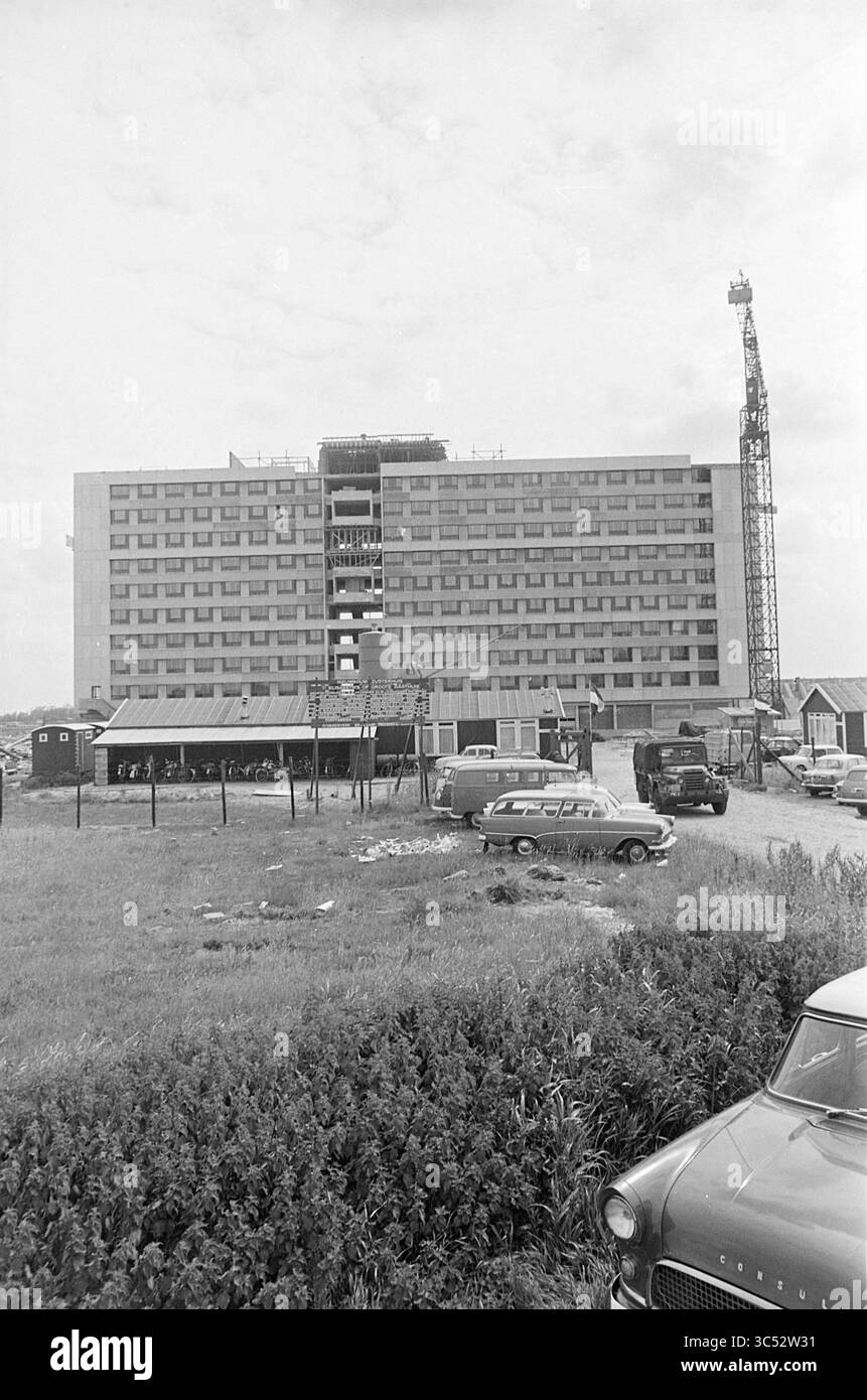 Elisabeth Gasthuis, Gebäude, Krankenhäuser, 09-07-1965 Whizgle News, Dutch Desk, Niederlande, 1950-2000 Auf Einer großen Baustelle befindet sich ein in Entwicklung befindliches mehrstöckiges Gebäude mit Kränen im Hintergrund und verschiedenen Fahrzeugen im Vordergrund. Temporäre Bauten und ein grasbewachsenes Feld umgeben das Gebiet, was auf eine sich entwickelnde städtische Landschaft hinweist. Stockfoto