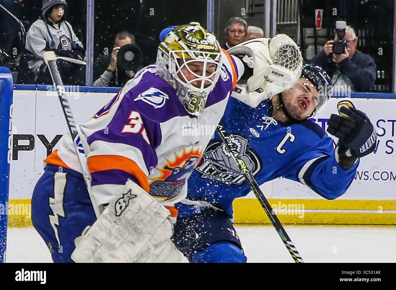 Jacksonville Icemen Linksflügel Emerson Clark (13) nimmt einen Handschuh von Orlando Solar Bears Torwart Clint Windsor (38) während der ersten Phase eines ECHL-Hockeyspiels in der Veterans Memorial Arena in Jacksonville, Florida, Samstag, den 14. Dezember 2019. [Gary Lloyd McCullough/CSM](Guthaben: &Copy; Gary Lloyd McCullough/CSM via ZUMA Wire) Stockfoto