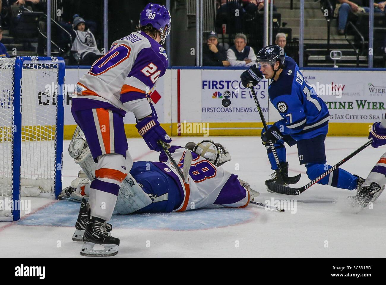 Jacksonville Icemen Stürmer Everett Clark (17), rechts, verfolgt einen Rückprall, der von Orlando Solar Bears Torwart Clint Windsor (38) vor dem Verteidiger Michael Brodzinski (20) während der ersten Phase eines ECHL-Profi-Hockeyspiels in der Veterans Memorial Arena in Jacksonville, Florida, blockiert wurde 2019. [Gary Lloyd McCullough/CSM](Guthaben: &Copy; Gary Lloyd McCullough/CSM via ZUMA Wire) Stockfoto