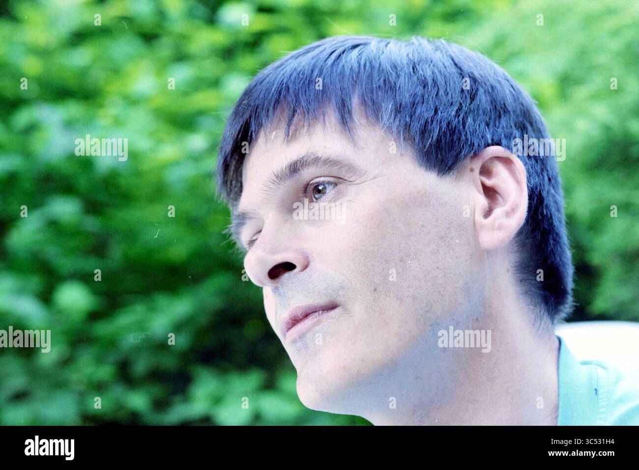 Robert Schoondergang, ehemaliger Stadtrat, IJm., IJmuiden, Niederlande, 11-05-1998 Whizgle News, Dutch Desk, Niederlande, 1950-2000 Ein nachdenkliches Individuum blickt in die Ferne, umgeben von üppigem Grün. Stockfoto