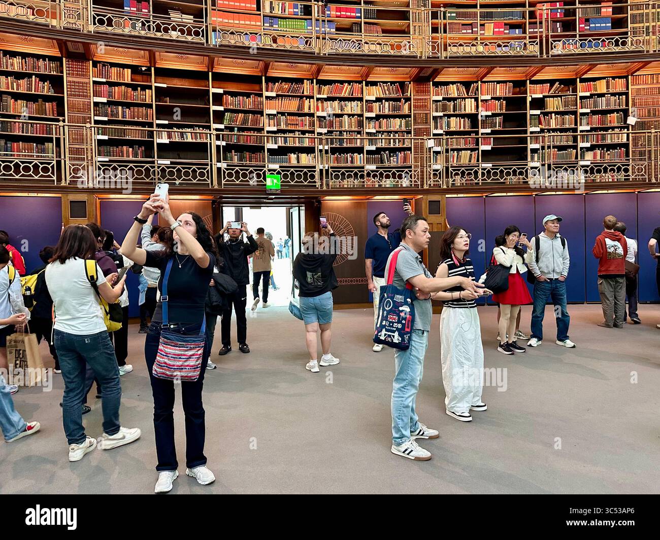 Touristen, die mit ihrem Smartphone Fotos machen, im Lesesaal des britischen Museums, London, England - Smartphone-aufgenommenes Stockfoto