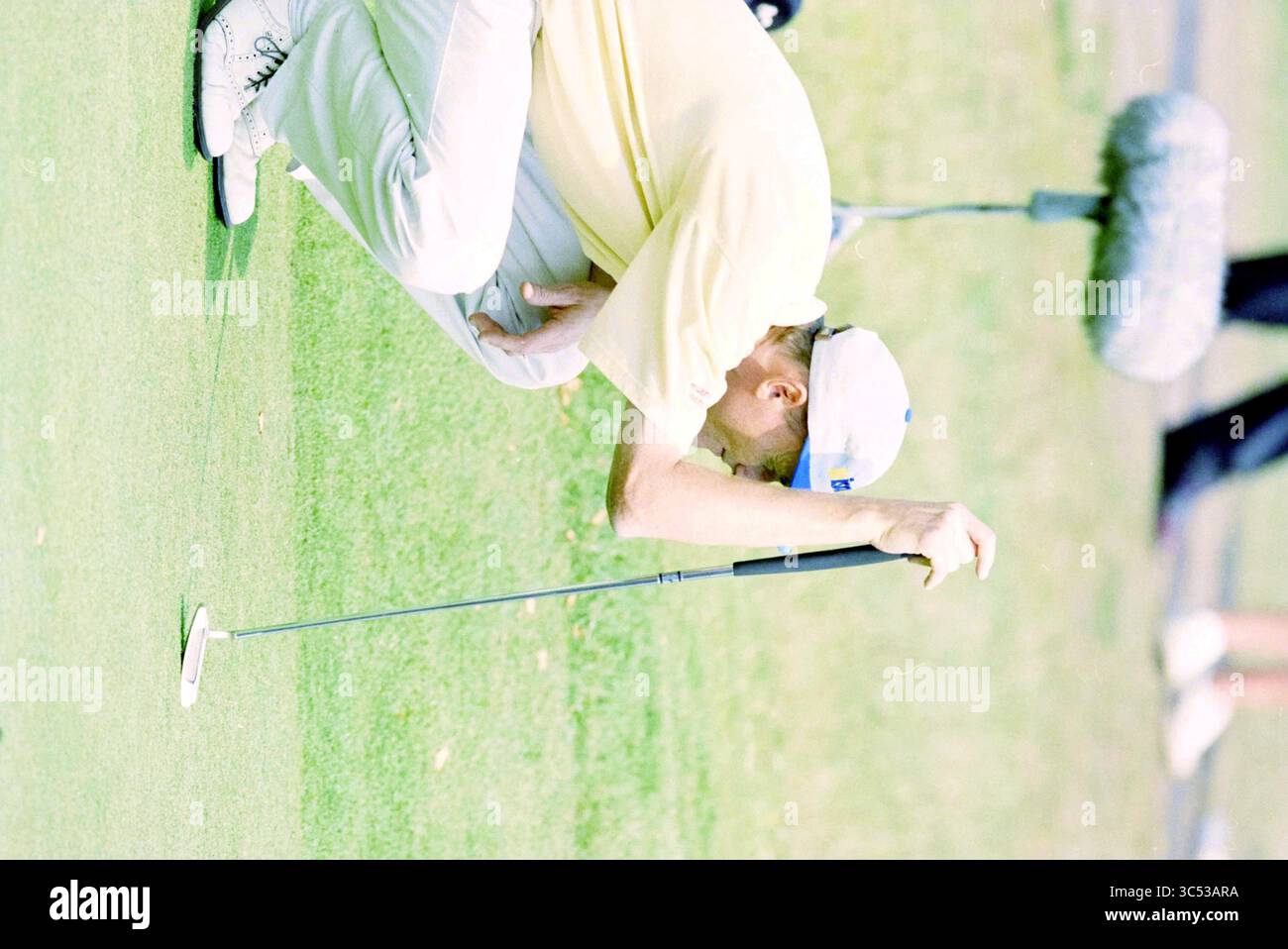 Joost Steenkamer, Hilversum, Hilversum, 25-07-1996 Whizgle News, Dutch Desk, Niederlande, 1950-2000 Ein Golfer konzentriert sich, während er sich auf den Putt vorbereitet, und studiert das Grün sorgfältig mit einem konzentrierten Verhalten. Stockfoto