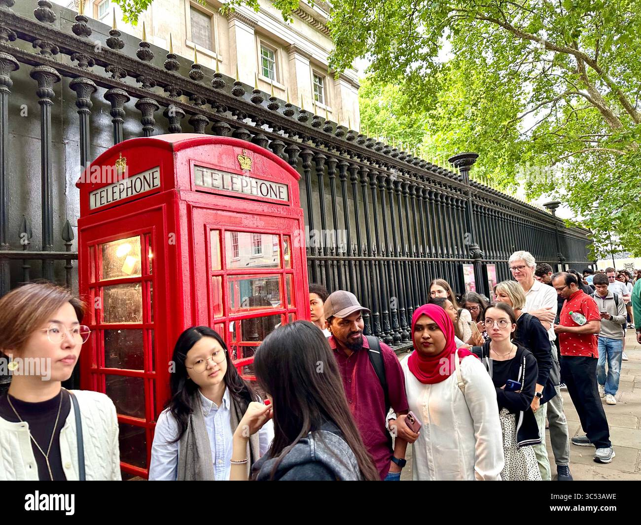 Eine Schlange von Touristen wartet am Zaun des British Museum, London, Großbritannien - Smartphone-aufgenommenes Stockfoto