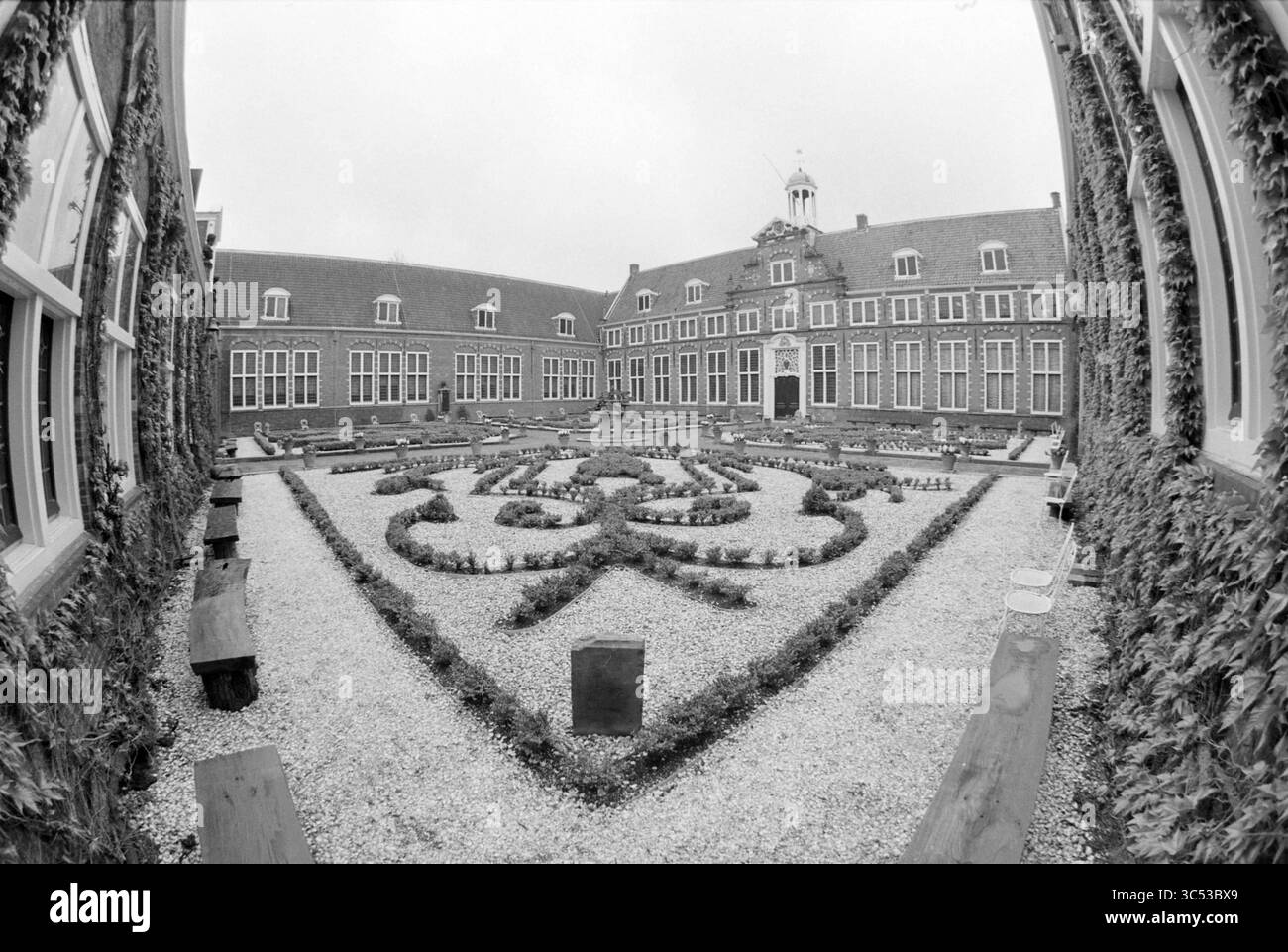 Außenansicht Des Frans Hals Museums, Frans Hals Museum, Haarlem, Groot Heiligland, Niederlande, 03-05-1988 Whizgle News, Dutch Desk, Niederlande, 1950-2000 Ein wunderschön gestalteter formeller Garten mit komplizierten Mustern aus ordentlich geschnittenen Hecken, umgeben von einer eleganten Architektur aus großen, symmetrischen Gebäuden. Hochbänke säumen die Wege und bieten einen ruhigen Raum für Reflexionen im Grünen. Stockfoto
