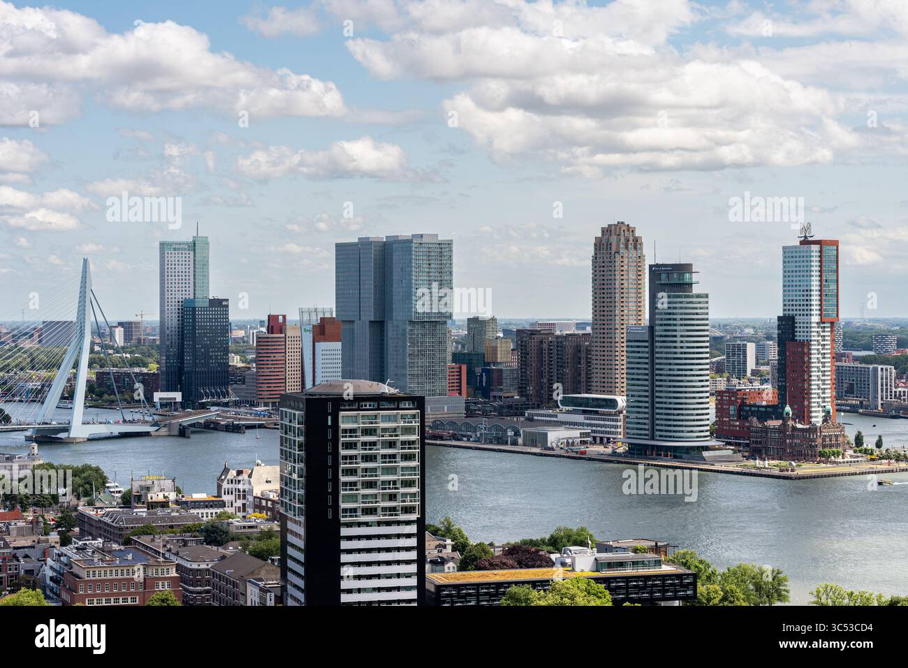Die Skyline von Rotterdam, aus dem Euromast. Rotterdam, Niederlande. Juni 2025. Stockfoto