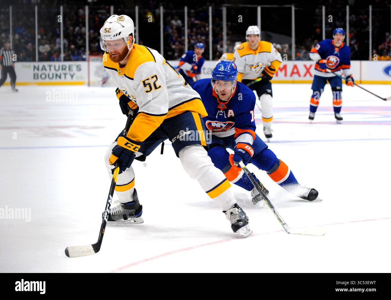 17. Dezember 2019: Matt Irwin, Verteidiger der Nashville Predators (52), kontrolliert den Puck vor Cal Clutterbuck (15) während des NHL-Spiels zwischen den New York Islanders und den Nashville Predators. Das Spiel wurde im Nassau Veterans Memorial Coliseum in Uniondale, NY, ausgetragen. Bennett Cohen/CSM.(Kreditbild: &Copy; Bennett Cohen/CSM via ZUMA Wire) Stockfoto