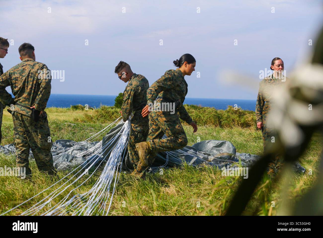 10. Dezember 2019 – Iejima, Okinawa, Japan – die US-Marines arbeiten zusammen, um ein Fallschirmsystem für ein Joint Precision Airdrop System auf IE Shima, Okinawa, Japan, am 10. Dezember 2019 neu zu verpacken. Marines mit dem 3. Transportation Support Battalion, der 3. Marine Logistics Group und dem 3. Aufklärungsbataillon, der 3. Marine Division, nahmen an Fallschirmoperationen Teil, um ihre taktische Bereitschaft für Flugoperationen zu wahren (Credit Image: © U.S. Marines/ZUMA Wire/ZUMAPRESS.com) Stockfoto