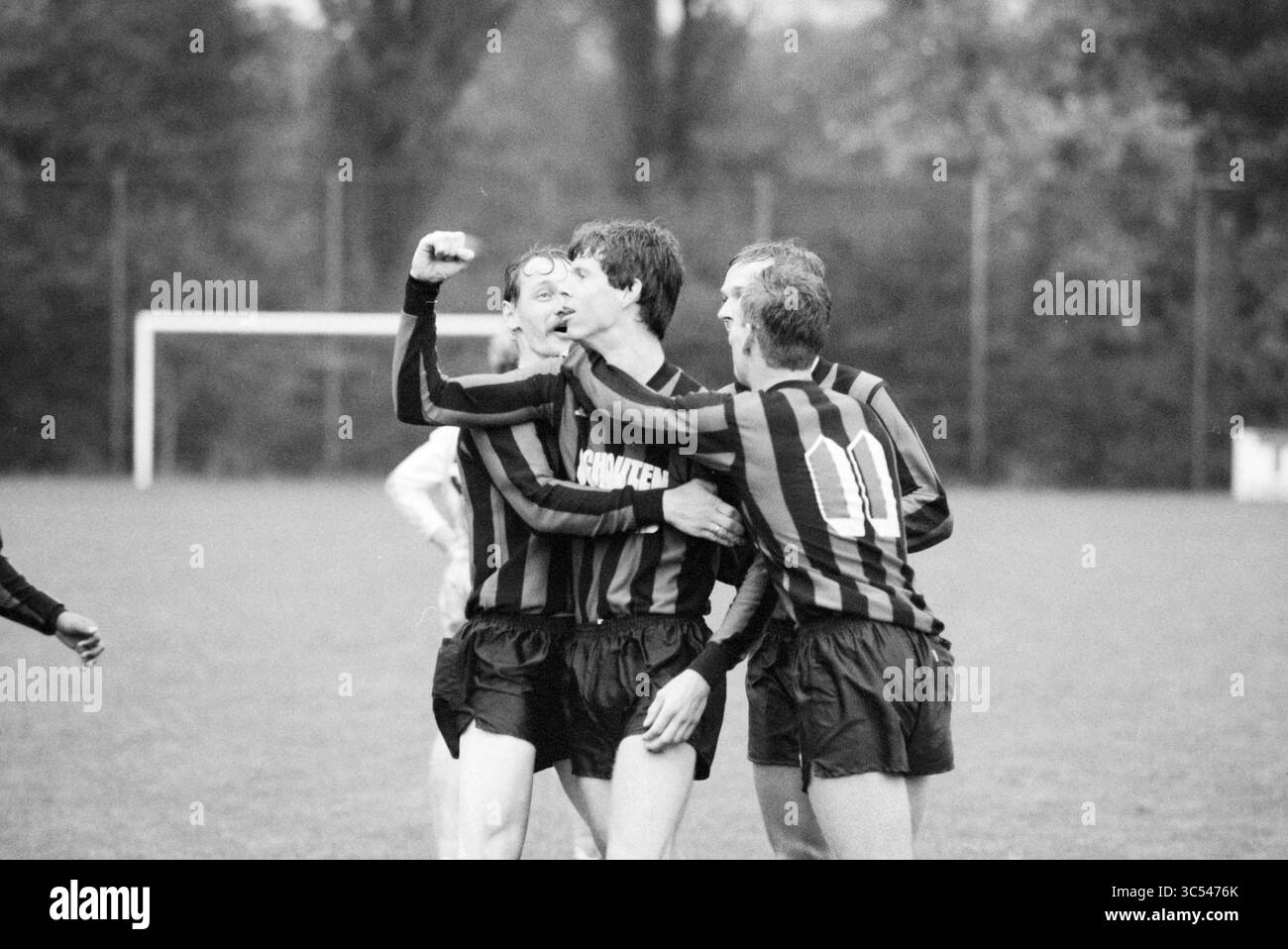 Amateur Football Match, 29-09-1984 Whizgle News, Dutch Desk, Niederlande, 1950-2000 Eine Gruppe von Fußballspielern feiert ein Tor und zeigt ihre Begeisterung und Kameradschaft auf dem Spielfeld. Stockfoto