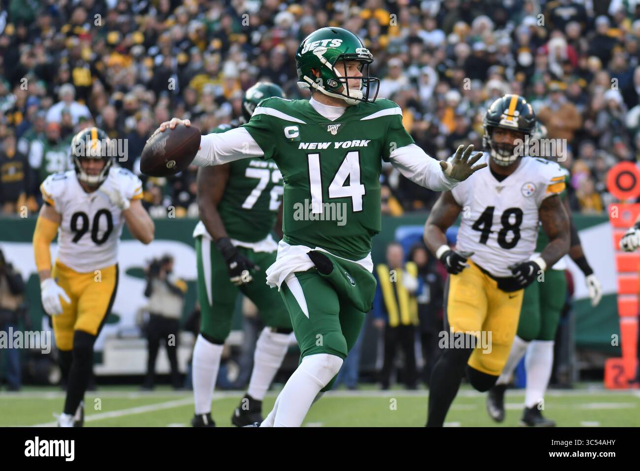 22. DEZEMBER 2019: Sam Darnold (14) von den New York Jets wirft am 22. Dezember 2019 ein Spiel gegen die Pittsburgh Steelers im MetLife Stadium in East Rutherford, New Jersey. Gregory Vasil/Cal Sport Media (Kreditbild: &Copy; Gregory Vasil/CSM via ZUMA Wire) Stockfoto