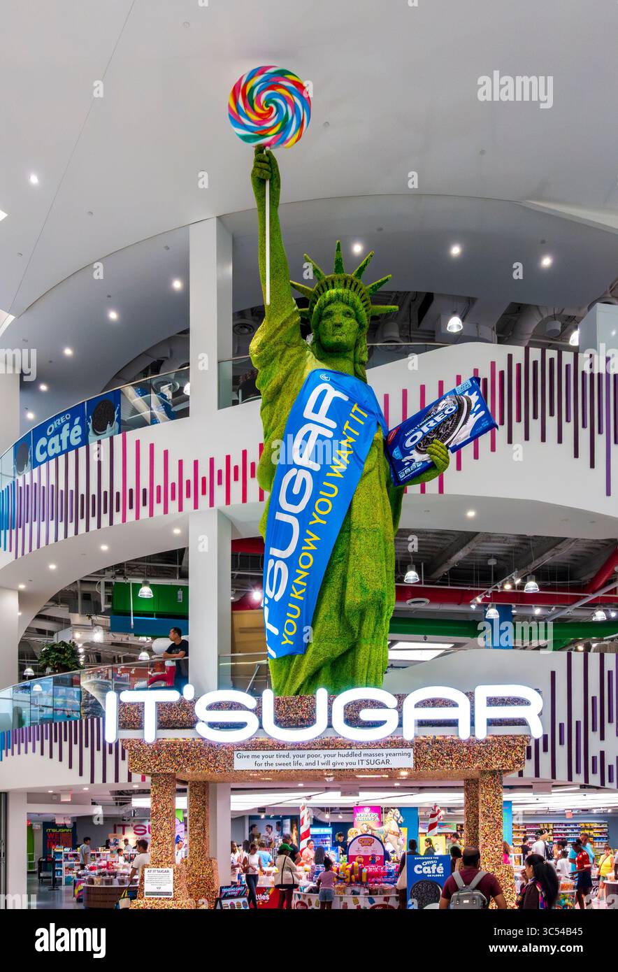 East Rutherford, NJ - USA - 26. Juli 2025 Eine riesige grüne Freiheitsstatue aus Süßigkeiten hält einen Lutscher und ein Oreo-Pack am Eingang der IT'SUGAR Candy Stockfoto