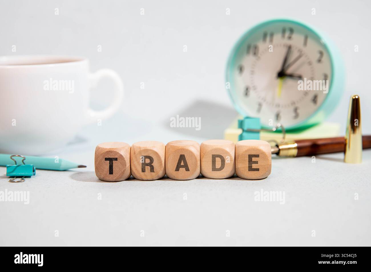 Mann hält Geld in der Hand bei Black Background, Mann erhält viel Geld von Trading, Business Success Concept. Stockfoto