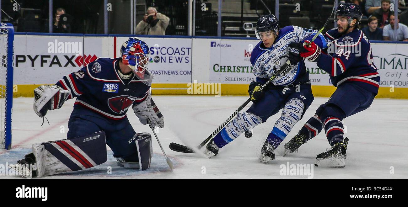 Jacksonville Icemen-Stürmer Alexis D’Aoust (9) und South Carolina Stingrays-Verteidiger Jaynen Rissling (44) wetteifern um den Puck vor Torwart Logan Thompson (32) während der ersten Phase eines ECHL-Hockeyspiels in der Veterans Memorial Arena in Jacksonville, Florida, Samstag, 21. Dezember 2019. [Gary Lloyd McCullough/CSM](Guthaben: &Copy; Gary Lloyd McCullough/CSM via ZUMA Wire) Stockfoto