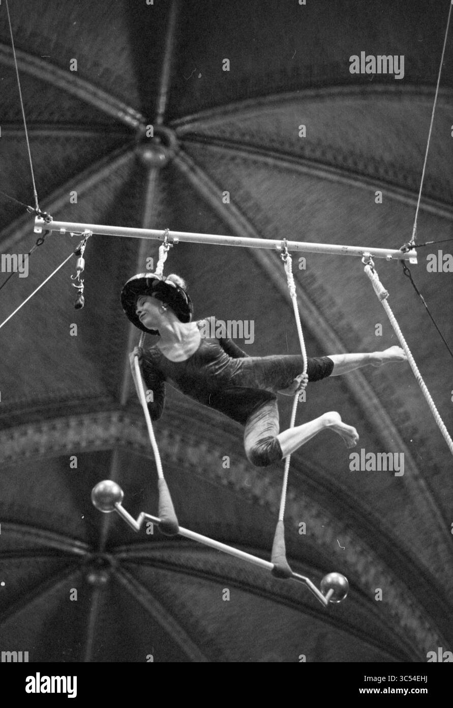 Formationstag, Bavo, 24-04-1993 Whizgle News, Dutch Desk, Niederlande, 1950-2000 Ein anmutiger akrobat führt eine elegante Routine auf Luftgeräten durch und zeigt perfekte Form und Balance vor dem Hintergrund komplizierter architektonischer Details. Die Szene fängt die Schönheit und Präzision der Luftkunst ein. Stockfoto