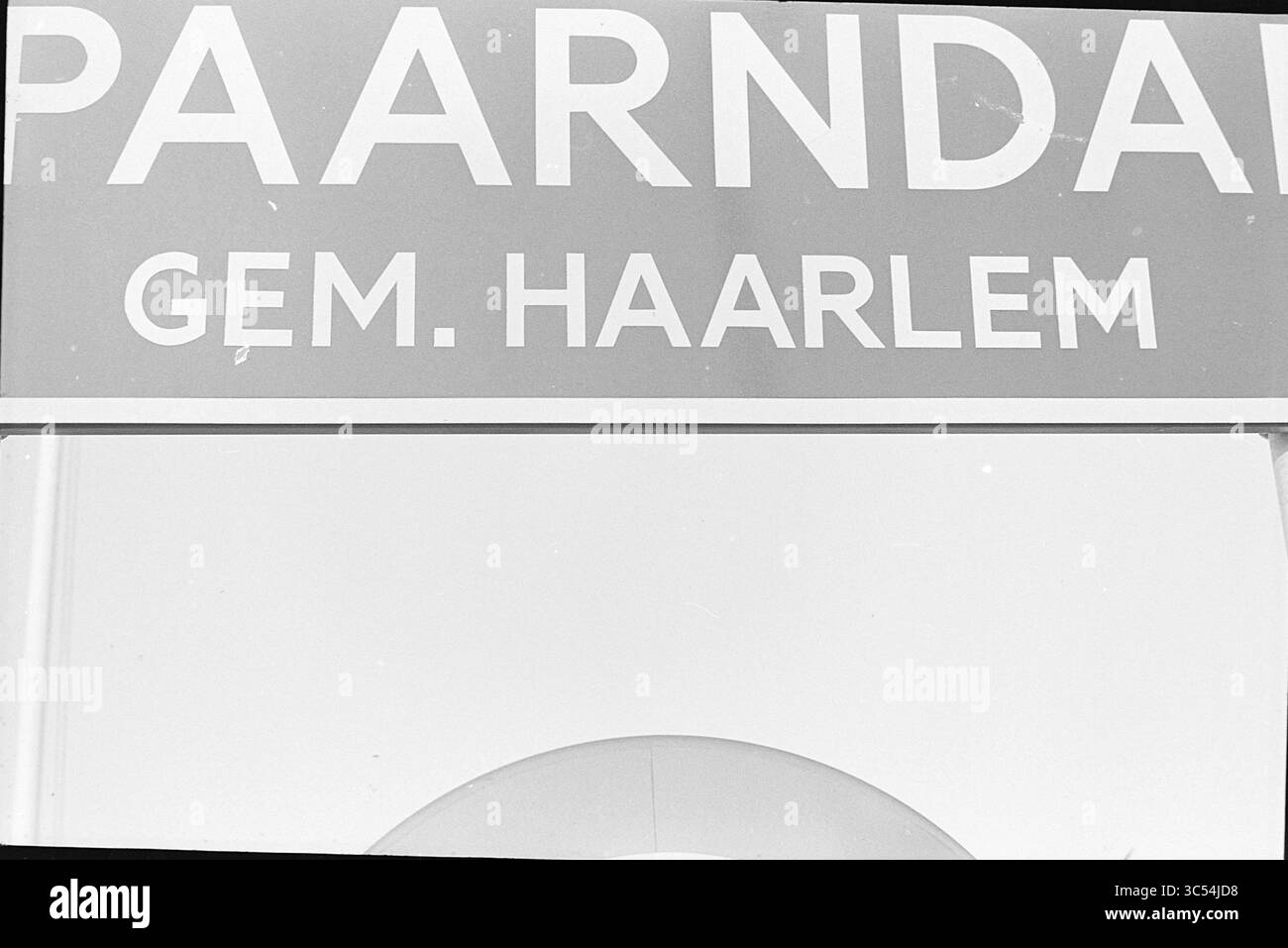Plate Spaarndam, Plates, 07-01-1970 Whizgle News, Dutch Desk, Niederlande, 1950-2000 Ein Schild mit dem Namen „Paarndaal“ und der Bezeichnung „Gem. Haarlem. Stockfoto
