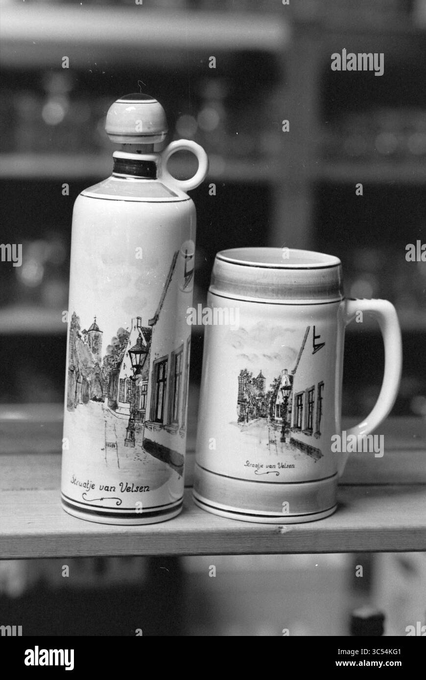 Souvenirs aus IJmuiden, IJmuiden, Nederland, 21.07.1994 Whizgle News, Dutch Desk, Niederlande, 1950-2000 zwei dekorative Keramikgefäße mit komplizierten Abbildungen einer urigen Straßenszene, eines ähnelt einem traditionellen Krug mit schmalem Hals und Griff und das andere ein klassischer stein mit stabilem Sockel. Beide sind mit dem Namen „Strecke van Valser“ gekennzeichnet. Stockfoto