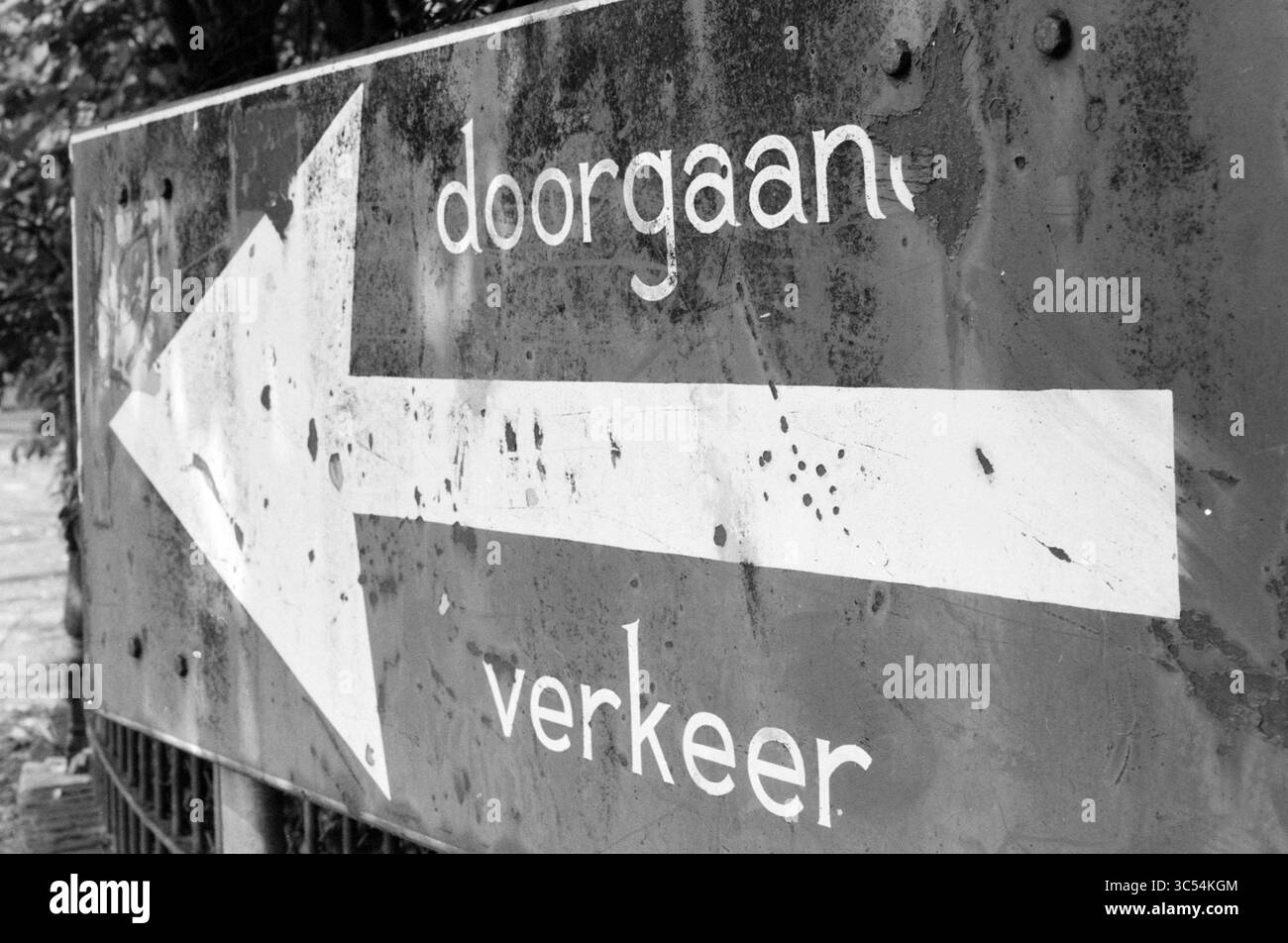 Schild Kenaupark, durch den Verkehr, Schilder, 22-07-1987 Whizgle News, Dutch Desk, Niederlande, 1950-2000 Ein verwittertes Richtungsschild, das „Continue“ und „Traffic“ anzeigt, mit einem Pfeil nach links. Stockfoto