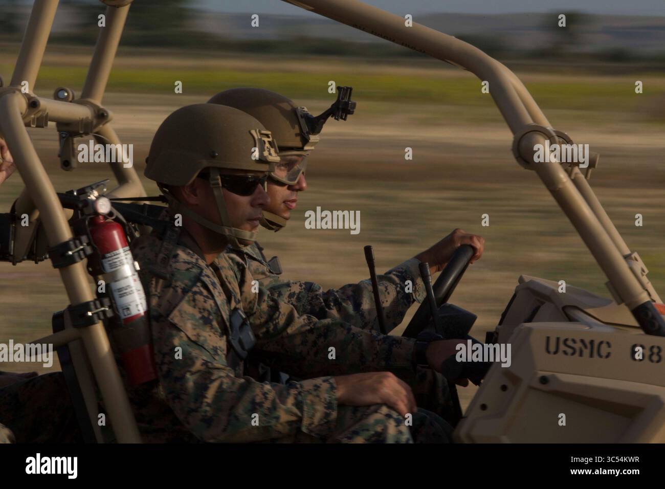 10. Juni 2019 – Italien – US-Marines mit der Special Purpose Marine Air-Ground Task Force-Krisenreaktion Afrika 19.2, Marine Forces Europe and Africa, fahren in die Landezone, um ein schnelles Seiltraining auf der Marineflugstation Sigonella, Italien, durchzuführen, 10. Juni 2019. SPMAGTF-CR-AF wird eingesetzt, um Krisenreaktionsoperationen und Theater-Sicherheitsoperationen in Afrika durchzuführen und die regionale Stabilität durch militärisch-militärische Ausbildungsübungen in ganz Europa und Afrika zu fördern. (Kreditbild: © U.S. Marines/ZUMA Wire/ZUMAPRESS.com) Stockfoto