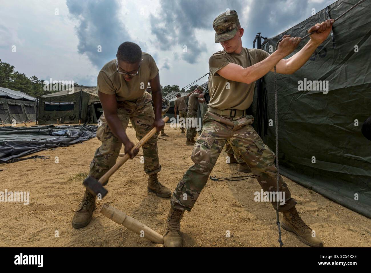 5. Juni 2019: McGuire-Dix-Lakehurst, New Jersey, USA - Ein US-Army-Reserve-Soldat mit dem 392. Expeditionssignalbataillon, 335. Signal Command (Theater) treibt während der Grecian Firebolt CSTX 78-19-02, Joint Base McGuire-Dix-Lakehurst, New Jersey, 5. Juni 2019 einen Pfahl in den Boden. CSTX 78-19-02 ist ein Training zur Unterstützung von Kampfhandlungen, das sicherstellt, dass Einheiten und Soldaten der amerikanischen Armee-Reserve trainiert und bereit sind, kurzfristig einzusetzen und fähige, kampfbereite und tödliche Fähigkeiten zur Unterstützung der Armee und unserer gemeinsamen Partner überall auf der Welt mitbringen. Grecian Firebolt ist der Name Stockfoto