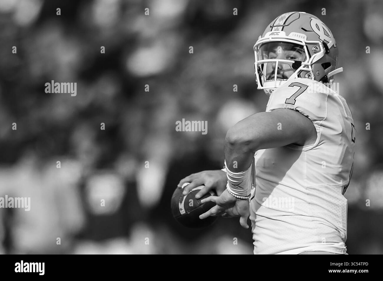 27. DEZEMBER 2019 : Quarterback Sam Howell (7) von den North Carolina Tar Heels fällt während des Matchups zwischen UNC Tar Heels und den Temple Owls im Military Bowl im Navy-Marine Corps Memorial Stadium in Annapolis, MD. Howell wurde nach einem Sieg von 55-13 zum MVP ernannt. (Credit Image: &Copy; John Middlebrook/CSM via ZUMA Wire) Stockfoto