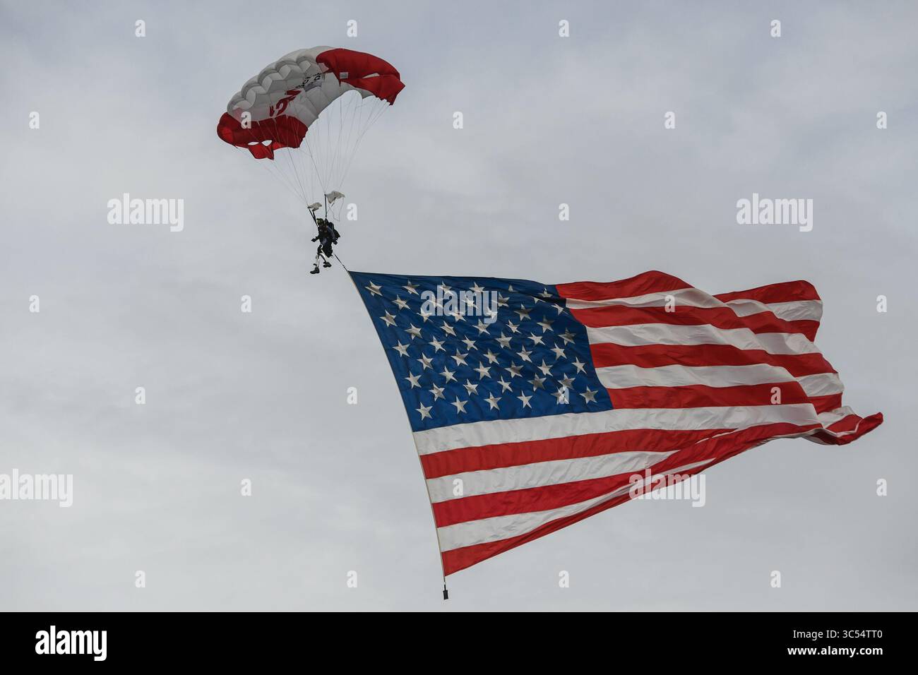 AM 27. DEZEMBER 2019 landet Dana Bowman mit amerikanischer Flagge, ein Veteran der U.S. Army Sergeant First Class, der als Soldat der Special Forces und Mitglied des Army Fallschirmteams The Golden Knights diente. Bowman ist ein Doppelamputierter, der seine Beine bei einem Zusammenstoß in der Luft während des Golden Knights Trainings verlor. GE flog vor dem Matchup zwischen UNC Tar Heels und den Temple Ewls im Military Bowl im Navy-Marine Corps Memorial Stadium in Annapolis, MD. (Credit Image: &Copy; John Middlebrook/CSM via ZUMA Wire) ein. Stockfoto