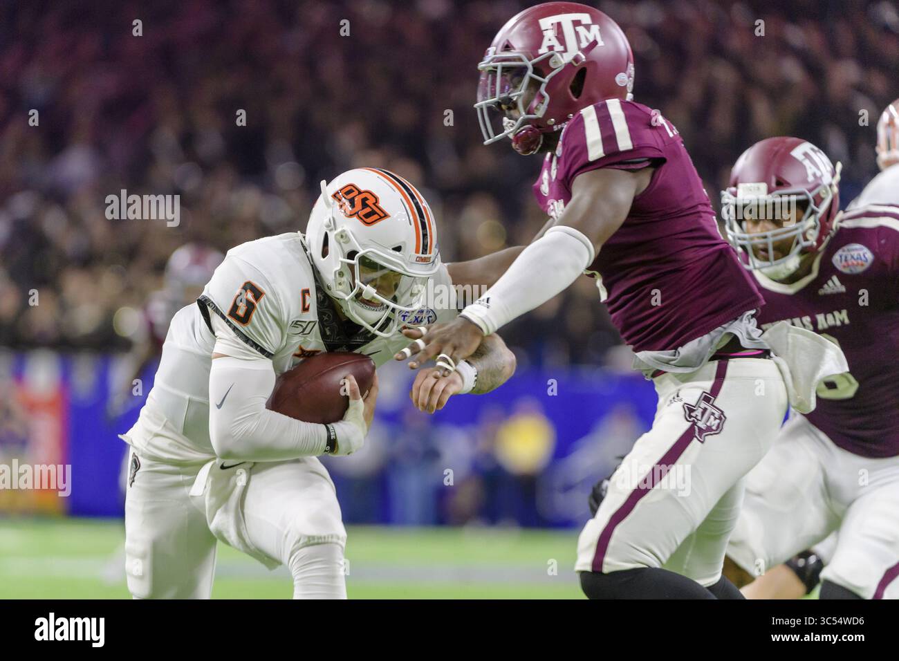 27. Dezember 2019, Houston, Texas, USA: Oklahoma State Cowboys Quarterback DRU BROWN (6) spielt den Ball im Texas Bowl zwischen den Texas A&M Aggies und den Oklahoma State Cowboys im NRG Stadium, Houston, Texas (Credit Image: © Lynn Pennington/ZUMA Wire) Stockfoto