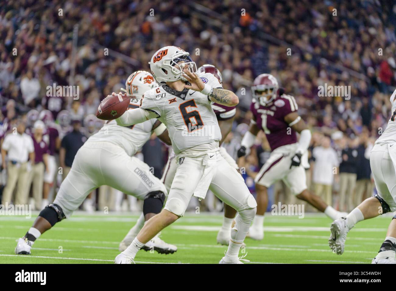 27. Dezember 2019, Houston, Texas, USA: Oklahoma State Cowboys Quarterback DRU BROWN (6) wirft den Ball im Texas Bowl zwischen den Texas A&M Aggies und den Oklahoma State Cowboys im NRG Stadium, Houston, Texas (Credit Image: © Lynn Pennington/ZUMA Wire) Stockfoto