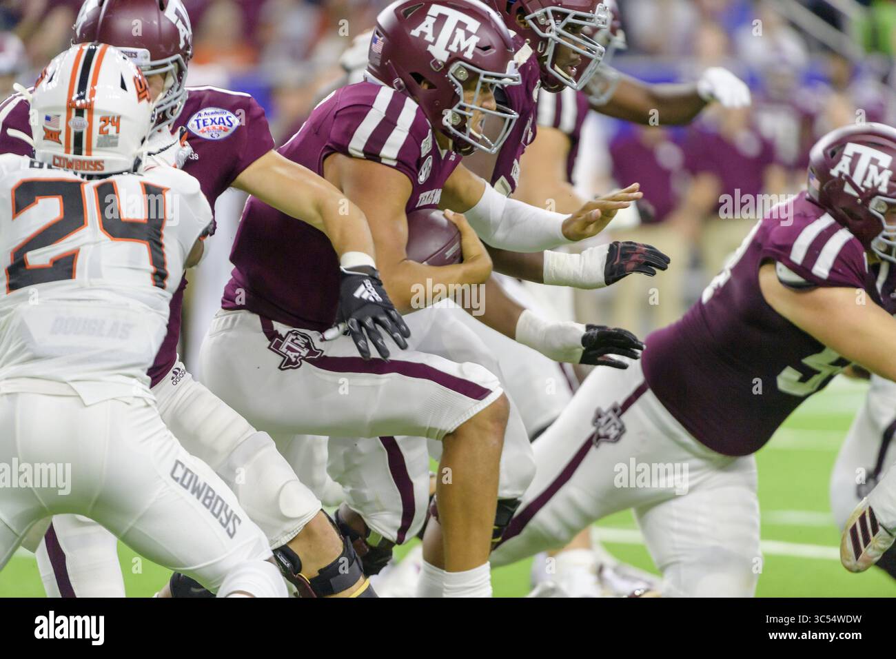 27. Dezember 2019, Houston, Texas, USA: Texas A&M Aggies Quarterback KELLEN MOND (11) spielt den Ball im Texas Bowl zwischen den Texas A&M Aggies und den Oklahoma State Cowboys im NRG Stadium, Houston, Texas (Credit Image: © Lynn Pennington/ZUMA Wire) Stockfoto