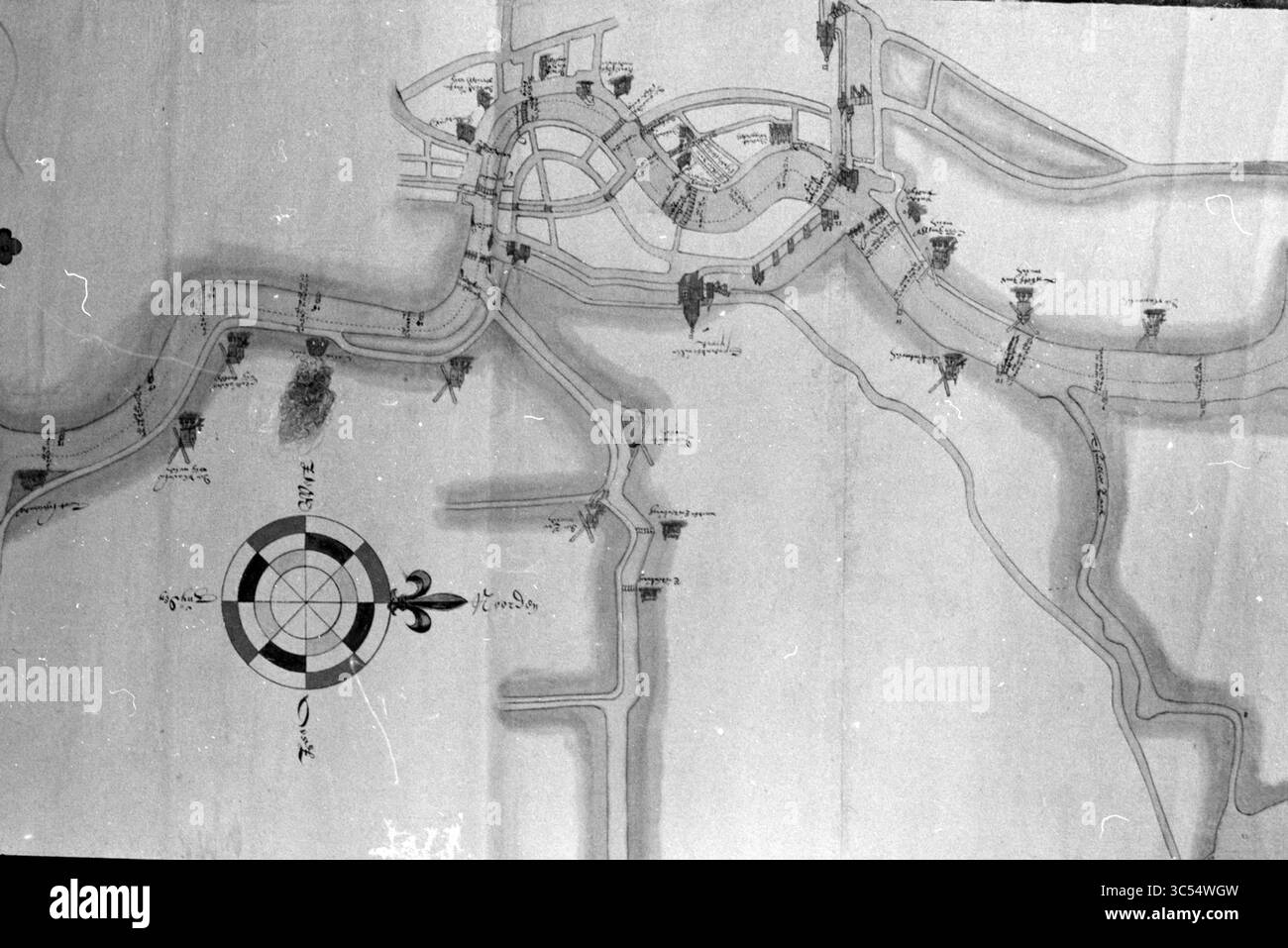 Antiquarische Drucke und Karten Whizgle News, Dutch Desk, Niederlande, 1950-2000 Eine detaillierte Karte, die ein Stadtbild mit Straßen, Gebäuden und Wahrzeichen zeigt, zusammen mit einer Kompassrose in der unteren linken Ecke. Verschiedene Orte sind überall markiert, was auf Sehenswürdigkeiten und Routen innerhalb der Gegend hinweist. Stockfoto