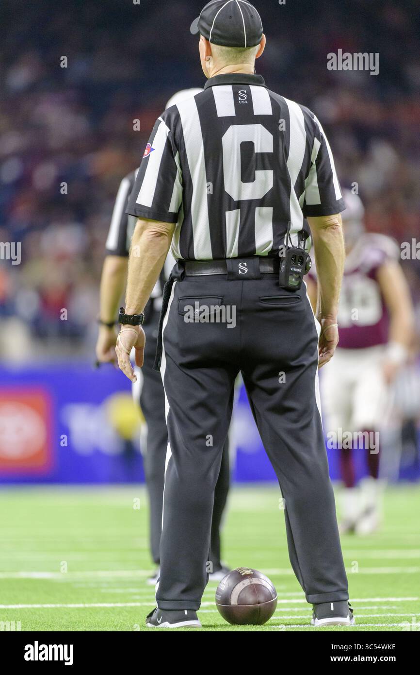 27. Dezember 2019, Houston, Texas, USA: Offizielle Zeitüberschreitung im Texas Bowl zwischen den Texas A&M Aggies und den Oklahoma State Cowboys im NRG Stadium, Houston, Texas (Kreditbild: © Lynn Pennington/ZUMA Wire) Stockfoto