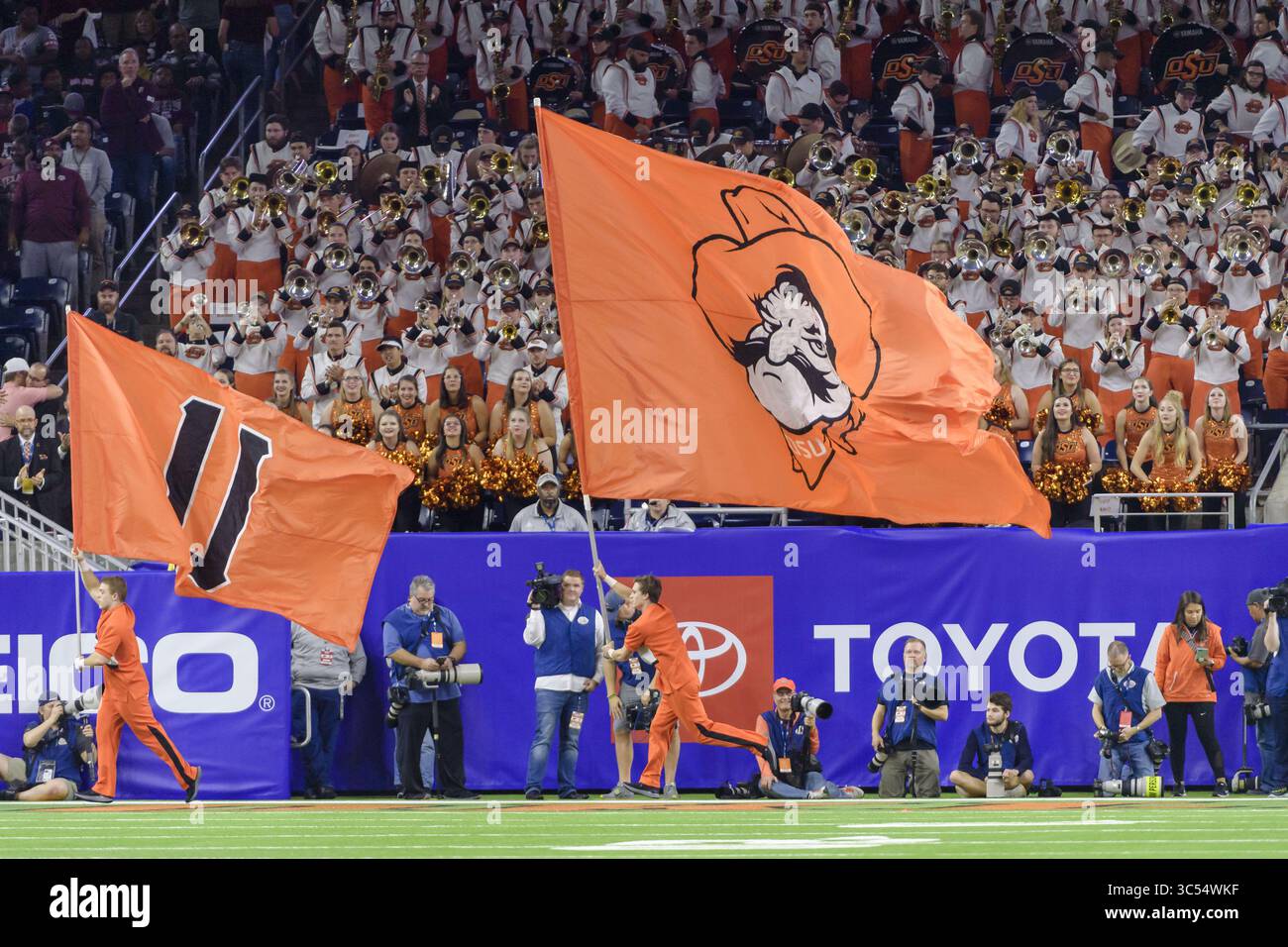 27. Dezember 2019, Houston, Texas, USA: Oklahoma State Cowboys feiern im vierten Quartal im Texas Bowl zwischen den Texas A&M Aggies und den Oklahoma State Cowboys im NRG Stadium, Houston, Texas (Credit Image: © Lynn Pennington/ZUMA Wire) Stockfoto