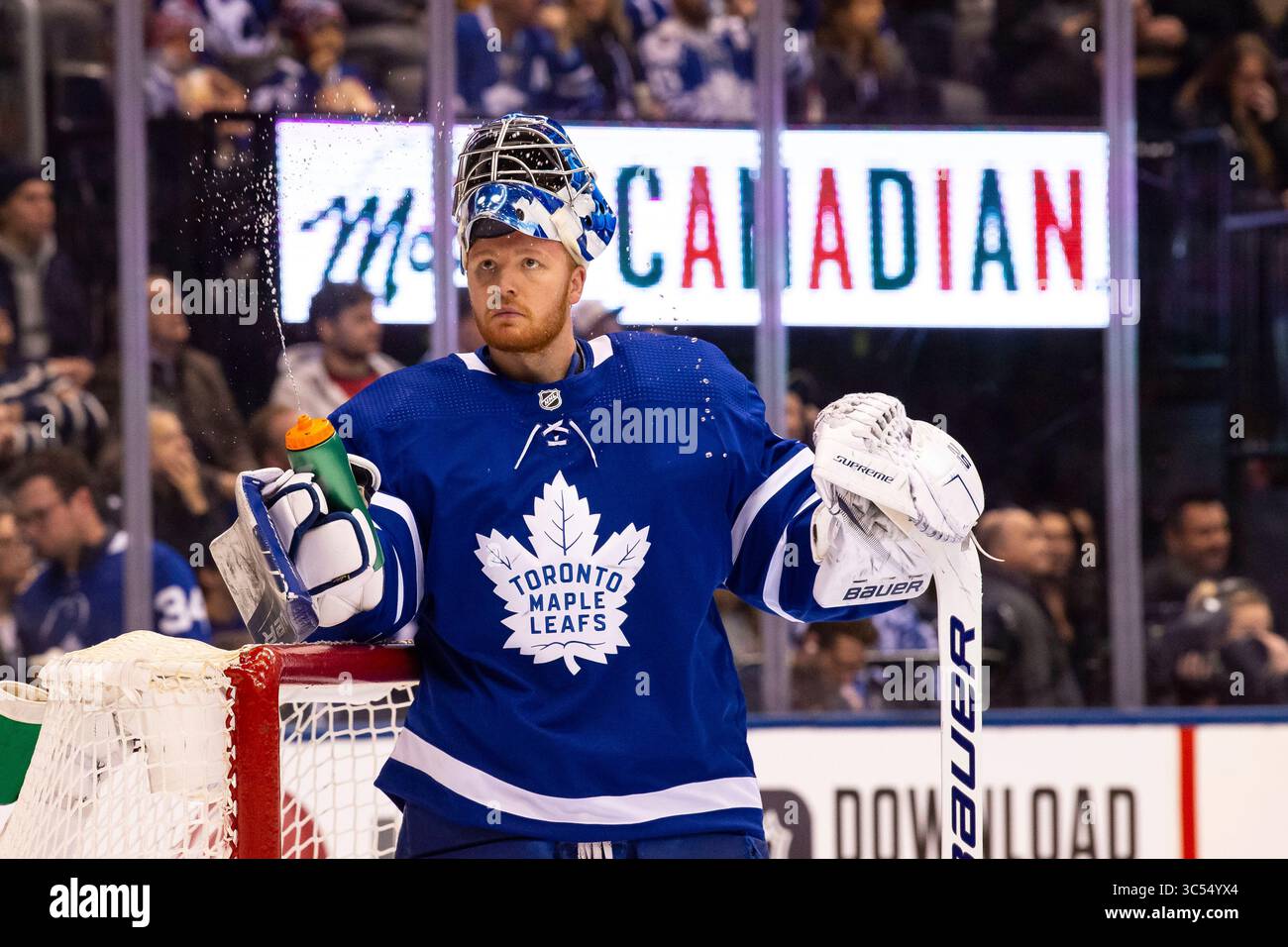 28. Dezember 2019: Der Torwart Frederik Andersen (31) der Toronto Maple Leafs spritzt während des Spiels zwischen den Toronto Maple Leafs und den New York Rangers in der Scotiabank Arena in Toronto, Ontario, Kanada Wasser in die Luft. Die New York Rangers besiegen die Toronto Maple Leafs 5-4 in Überstunden. Obligatorischer Kredit: Kostas Lymperopoulos/CSM (Kredit-Bild: &Copy; Kostas Lymperopoulos/CSM via ZUMA Wire) Stockfoto