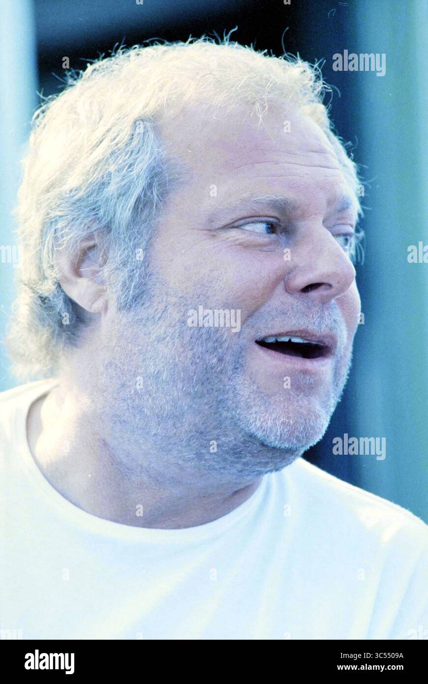 Sommerseite: Porträt Oscar Benton, 20-07-1996 Whizgle News, Dutch Desk, Niederlande, 1950-2000 Ein fröhlicher Mann mit hellem Bart und sonnengeküsstem Haar ist in einem Moment des Lachens gefangen, sein Ausdruck strahlt Wärme und Freude aus. Stockfoto