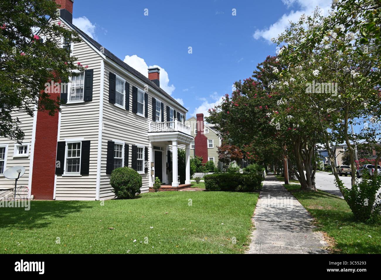 Ein historisches Haus im Kolonialstil an der Pollock Street in einem Wohnviertel von New Bern, North Carolina Stockfoto