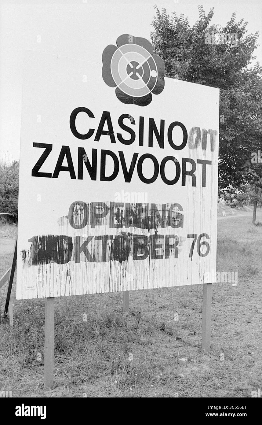 Bord Casino - Once Zandvoort, Borden, Zandvoort, Badhuisplein, 30-08-1976, Whizgle News, Dutch Desk, Niederlande, 1950-2000 Ein verwittertes Werbeschild, das die Eröffnung eines Casinos in Zandvoort ankündigt, mit einem auffälligen Logo und Details, die teilweise durch Farbstreifen verdeckt sind, was auf Vernachlässigung oder Vandalismus in der Vergangenheit hindeutet. Stockfoto