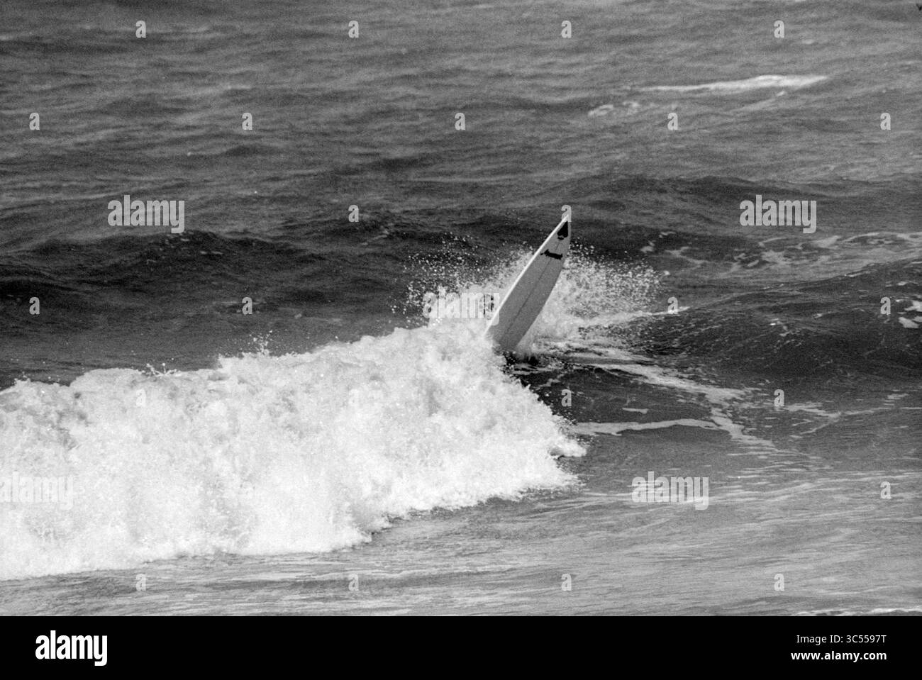 Surfer at SEA, 03-04-1995 Whizgle News, Dutch Desk, Niederlande, 1950-2000 Ein Surfer navigiert auf einer mächtigen Welle und zeigt Können und Gleichgewicht, während das Wasser auf dem Board spritzt. Stockfoto