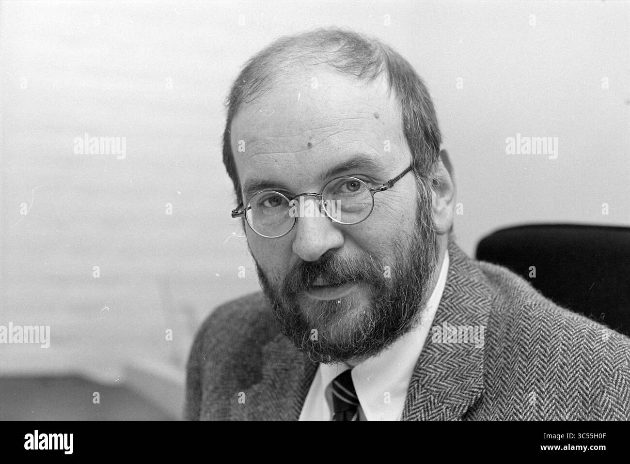 Mr. Major, Haarlems Dagblad, Haarlem, Niederlande, 16-11-1995 Whizgle News, Dutch Desk, Niederlande, 1950-2000 Ein beschnittener Mann mit Bart und nachdenklichem Ausdruck, gekleidet in Tweedjacke und Krawatte, strahlt einen Hauch von Intelligenz und Besinnung aus. Stockfoto Mr. Major, Haarlems Dagblad, Haarlem, Niederlande, 16-11-1995 Whizgle News, Dutch Desk, Niederlande, 1950-2000 Ein beschnittener Mann mit Bart und nachdenklichem Ausdruck, gekleidet in Tweedjacke und Krawatte, strahlt einen Hauch von Intelligenz und Besinnung aus. Stockfoto