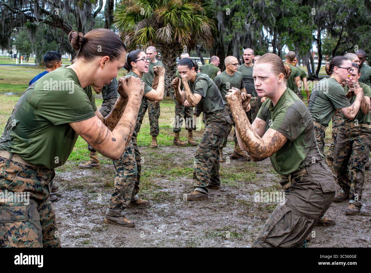 30. Dezember 2019 - Parris Island, South Carolina, USA - Rekruten mit der India Company, 3. Rekruten-Ausbildungsbataillon, üben ihre grundlegenden Kampfhaltungen während einer Martial Arts Program-Trainingssitzung des Marine Corps am 30. Dezember 2019 im Marine Corps Recruit Depot Parris Island, S.C. aus (Kreditbild: © U.S. Marines/ZUMA Wire/ZUMAPRESS.com) Stockfoto