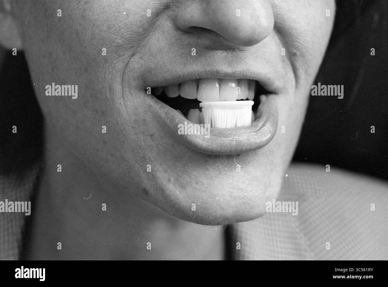 Mundbürste, 12-08-1992 Whizgle News, Dutch Desk, Niederlande, 1950-2000 Eine Nahaufnahme des Mundes einer Person mit einer Zahnbürste teilweise innen, die ihr Lächeln und ihre Zahnhygiene hervorhebt. Stockfoto