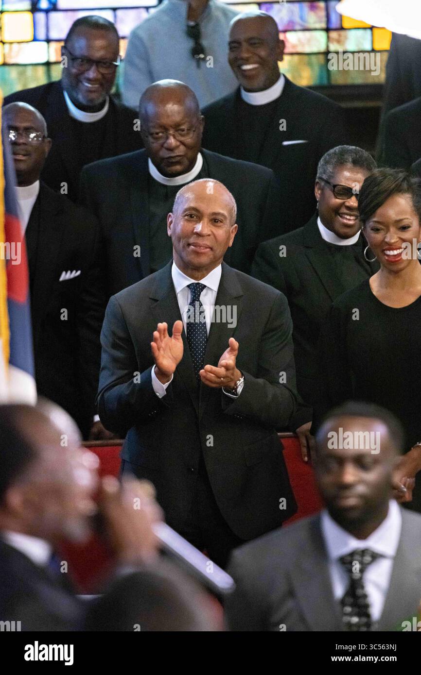1. Januar 2020, Charleston, SC, Vereinigte Staaten: Demokratischer Präsident der Hoffnung, Gouverneur Deval Patrick von Massachusetts reagiert während der Predigt von Bischof Reverend Samuel Green während des Sonntagsgottesdienstes in der historischen Mutter-Emanuel-AME-Kirche am 1. Januar 2020 in Charleston, South Carolina. Der Gottesdienst feierte den Emanzipationstag, der die Abschaffung der Sklaverei in den Vereinigten Staaten markierte. (Bild: © Richard Ellis/ZUMA Wire) Stockfoto