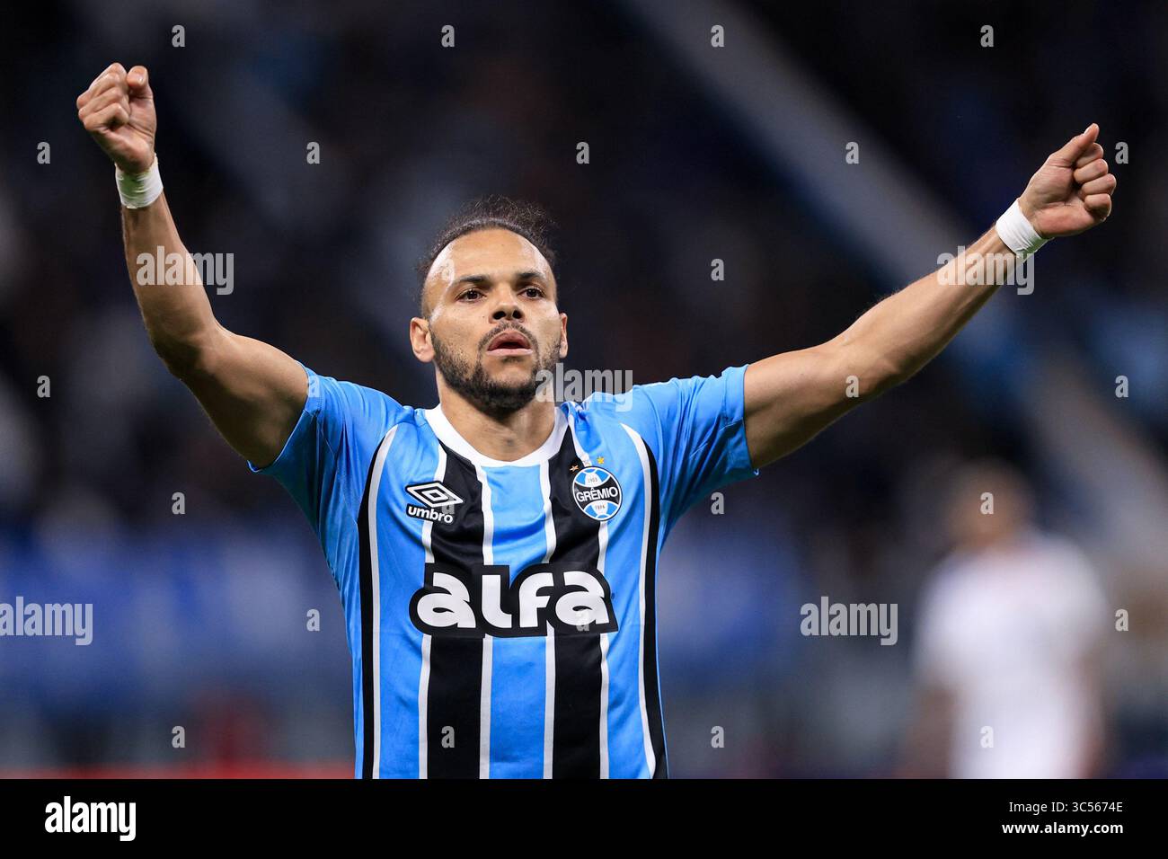 Porto Alegre, Brasilien. Juli 2025. Martin Braithwaite von Gremio feiert, nachdem er am 29. Juli 2025 im Stadion Arena do Gremio in Porto Alegre das erste Tor seiner Mannschaft während des Spiels zwischen Gremio und Fortaleza für die brasilianische Serie A 2025 erzielte. Foto: Richard Ducker/DiaEsportivo/Alamy Live News Credit: DiaEsportivo/Alamy Live News Stockfoto