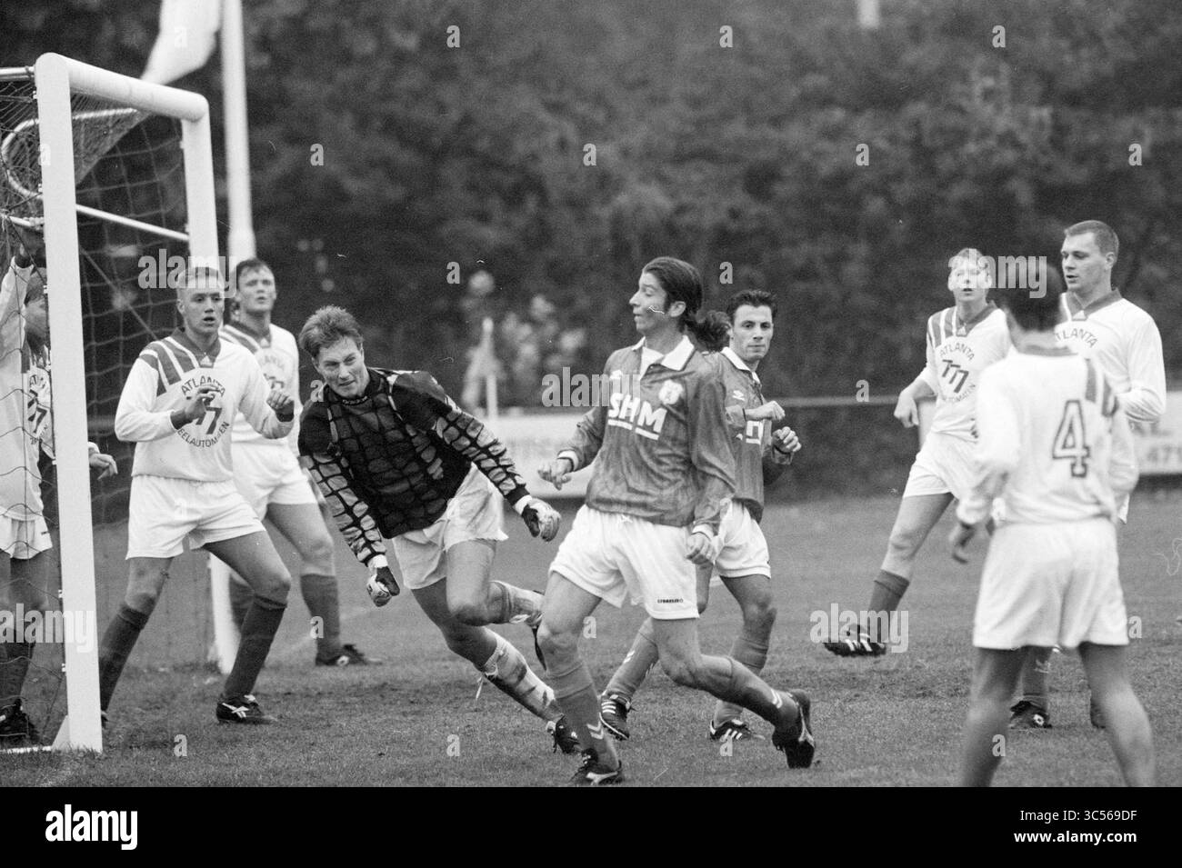 Fußball: SVIJ - VSV, 21.09.1996 Whizgle News, Dutch Desk, Niederlande, 1950-2000 Ein angespannter Moment in einem Fußballspiel, in dem Spieler beider Teams den Strafraum drängen. Der Torwart konzentriert sich auf den Ball, während Teamkollegen und Gegner das Ergebnis des Spiels voraussehen. Die Atmosphäre ist von Intensität und Konkurrenz aufgeladen. Stockfoto