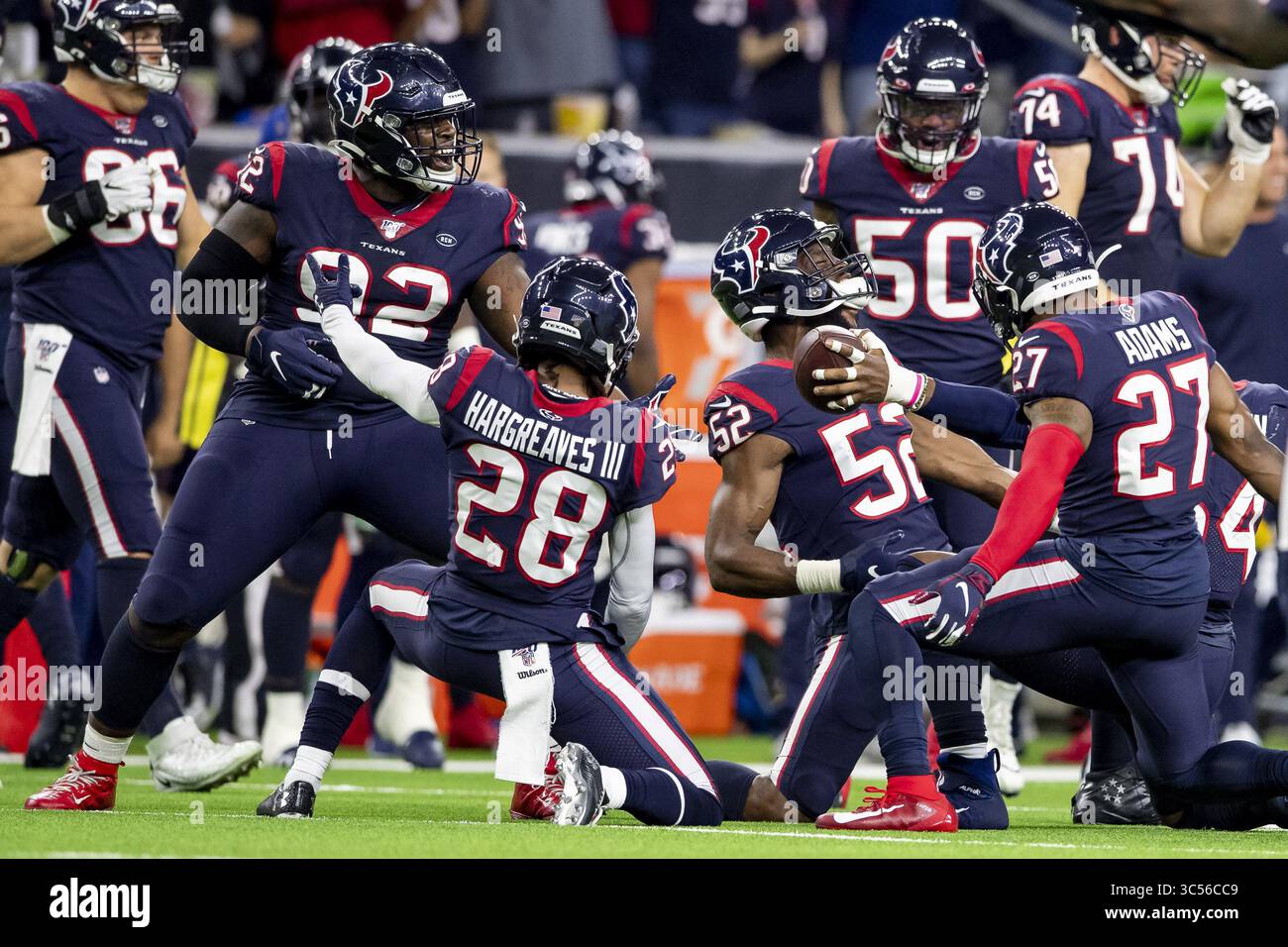 Januar 2020, Houston, Texas, USA: 4. Januar 2020: Houston Texans Linebacker Jake Martin (54) feiert seine Fumble-Erholung mit Outside Linebacker Barkevious Mingo (52), Free Safety Mike Adams (27) und Cornerback Vernon Hargreaves III (28) während des dritten Viertels des Wildcard-Spiels gegen die Buffalo Bills im NRG Stadium in Houston, Texas. Maria Lysaker / ZUMA Press. (Bild: © Maria Lysaker/ZUMA Wire) Stockfoto