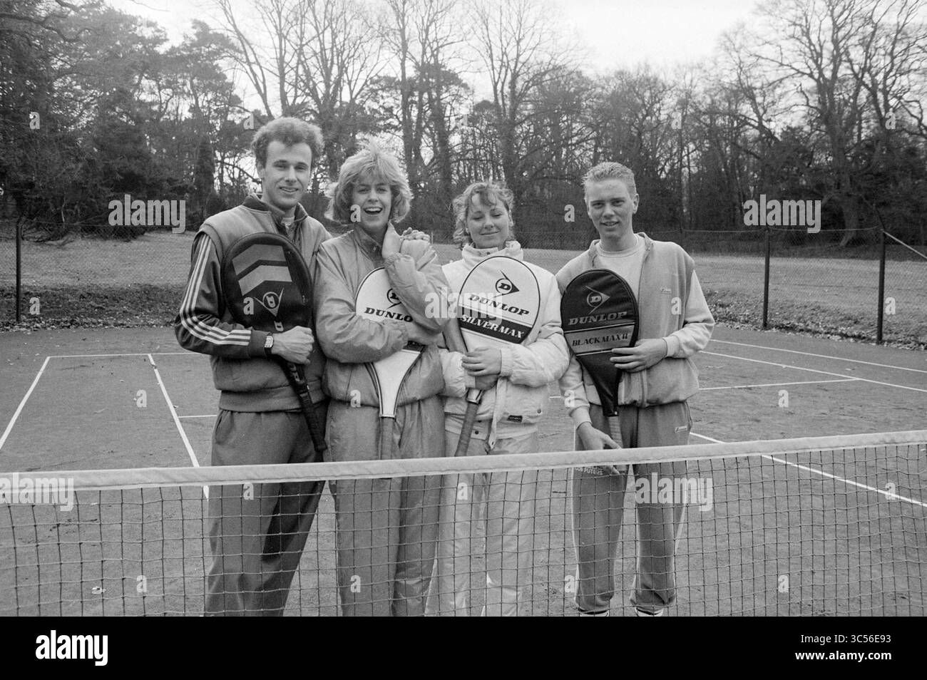 4 Tennisspieler TC Zandvoort, 27-03-1986 Whizgle News, Dutch Desk, Niederlande, 1950-2000 Eine Gruppe von vier Freunden in passender Sportkleidung posiert zusammen auf einem Tennisplatz mit ihren Schlägern. Sie zeigen ein fröhliches Lächeln, zeigen Kameradschaft und gemeinsame Liebe zum Sport in einer malerischen Umgebung im Freien. Stockfoto