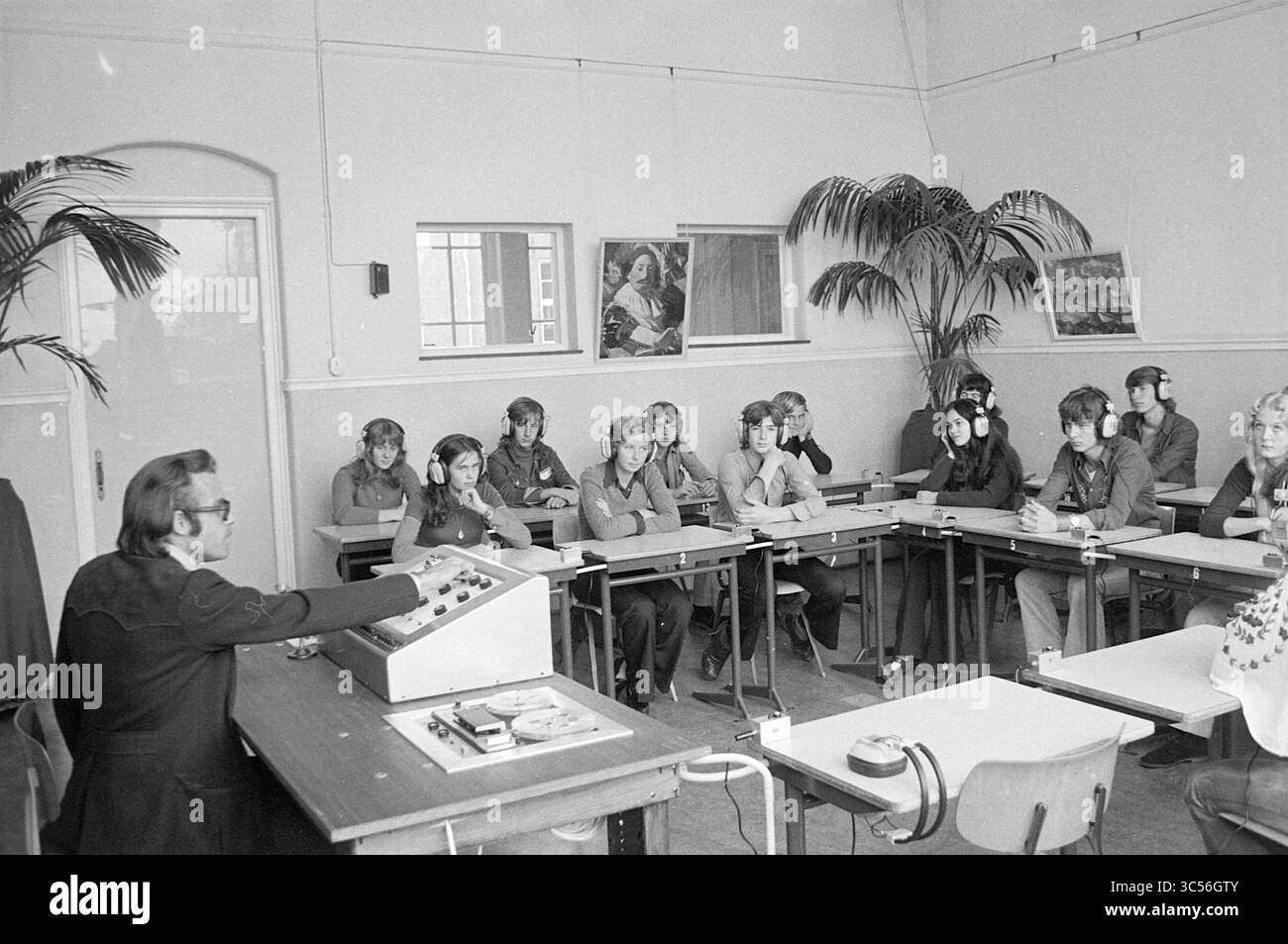 Eröffnung der Sprachpraxis A.H. Gerhardschool, Eröffnung, Eröffnung, Eröffnung, Inbetriebnahme, 11-10-1973 Whizgle News, Dutch Desk, Niederlande, 1950-2000 Stockfoto
